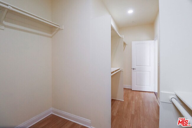 Building Photo - 7132 Farralone Ave