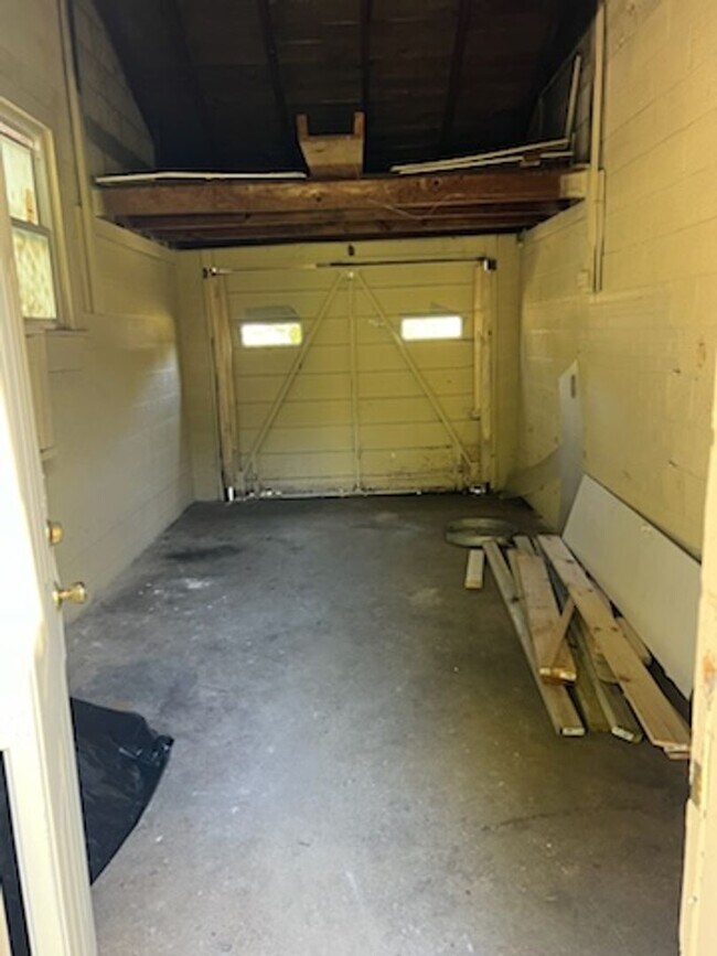 Building Photo - 235 Broadmoor Dr