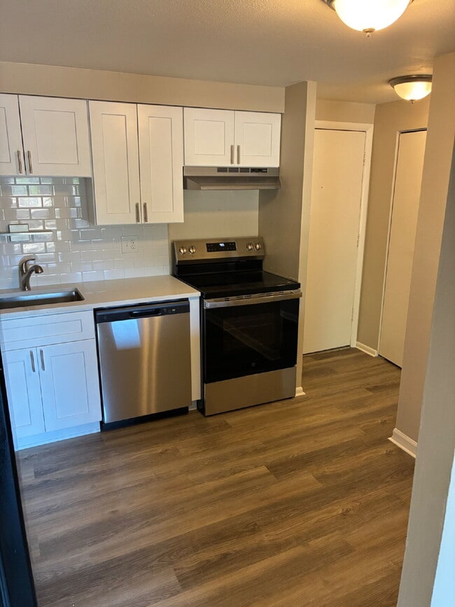 Building Photo - Updated 1 Bedroom 1 Bathroom on Ground Floor - Walkout Patio with easy access to amenities!