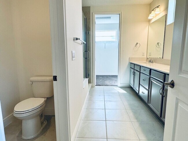 Building Photo - Home For Rent In Saint Cloud with 5 Bedroom/3 Baths