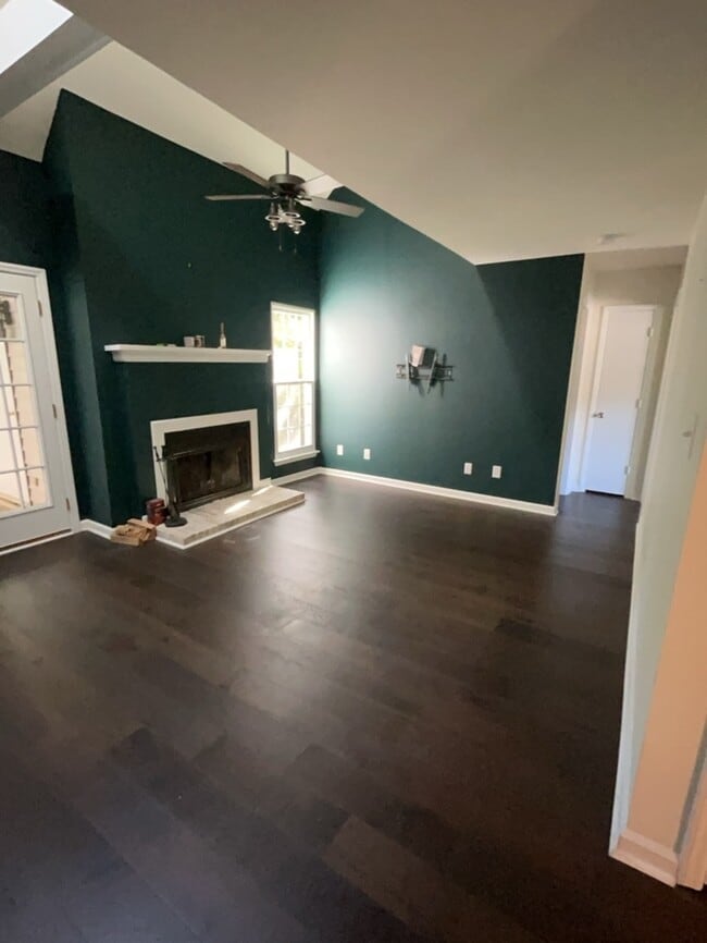 Building Photo - Charming 2-Bedroom Loft-Style Condo in a P...