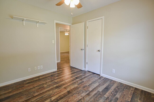 Building Photo - Updated Three Bedroom!
