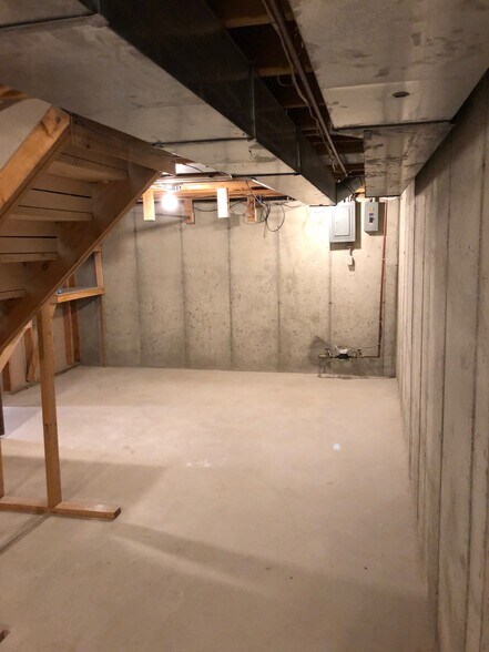 Storage - 806 Northlawn St NE