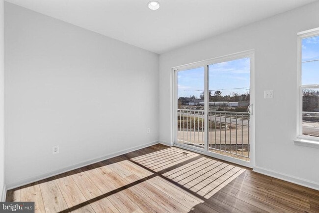 Building Photo - 482 Peleton St