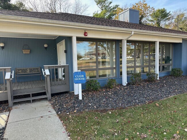 Building Photo - 1108 Dolphin Ave