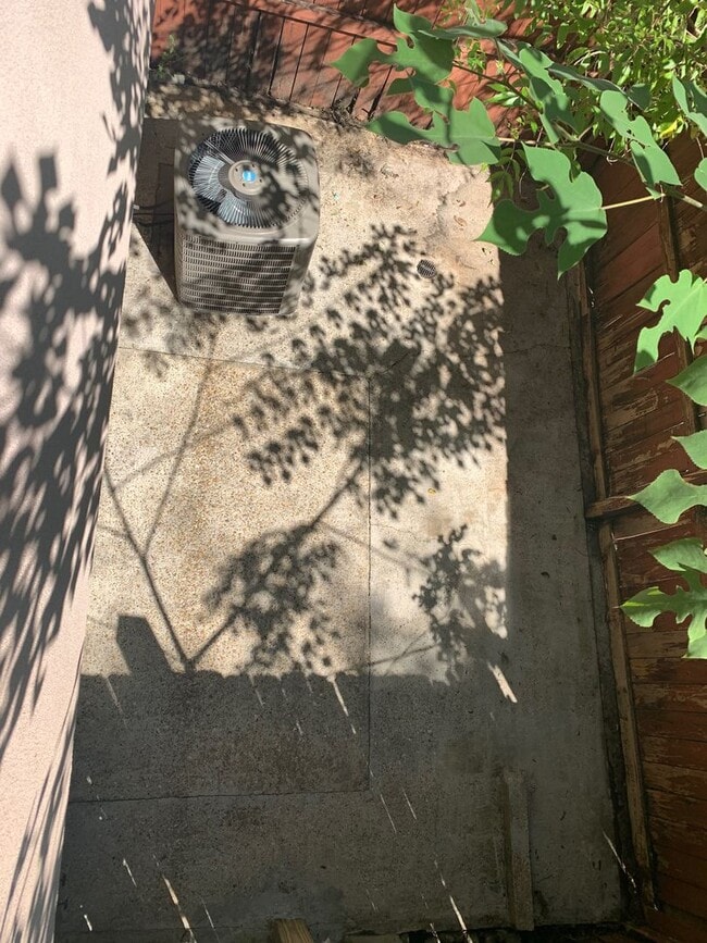 Building Photo - 2 bedroom 2 bath town home in a gated comm...