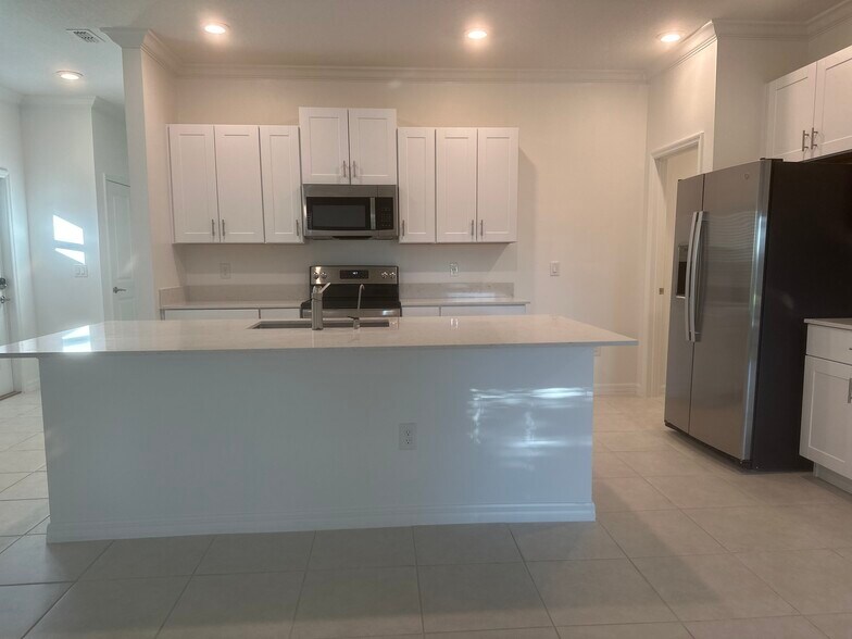 Building Photo - 13753 Big Hawk Way