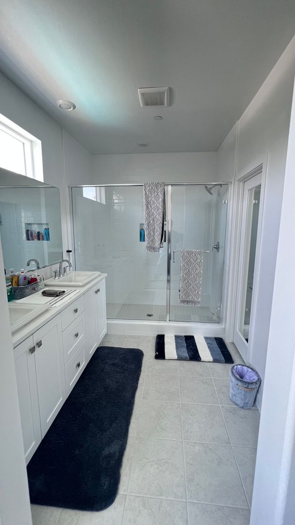 Building Photo - Beautiful furnished 4 bedroom Townhouse!