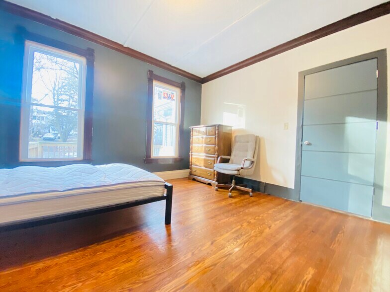 Building Photo - 1337 Madison St