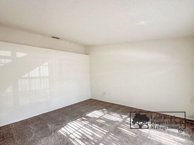 Building Photo - Charming 3-Bedroom Home in Prime SE Lakela...