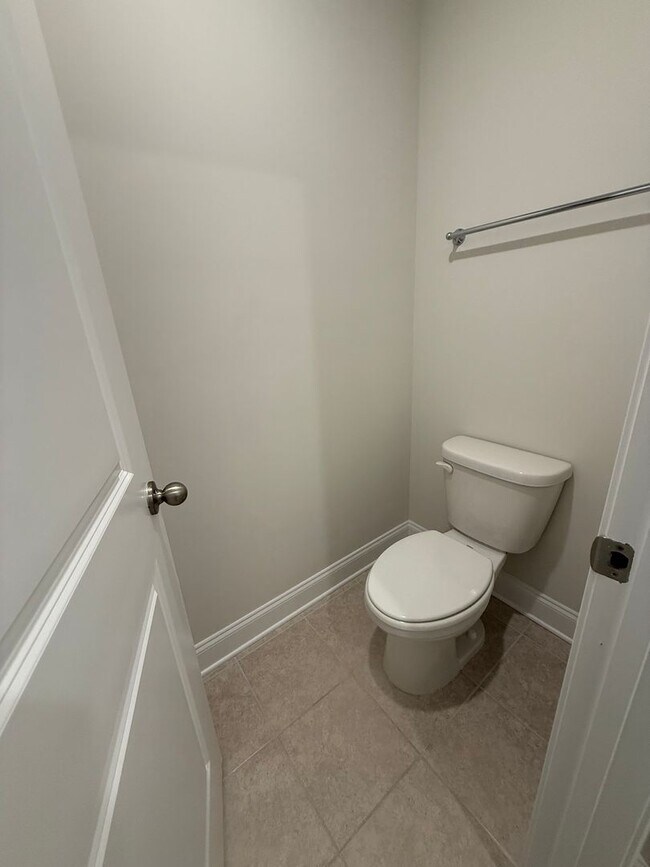 Building Photo - Three Bedroom Townhome Close to Columbia S...