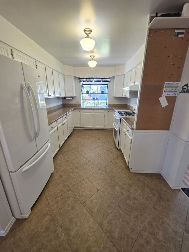 Building Photo - Delightful Single Story 2/2 with Expanded Bath and Beautiful Gardens