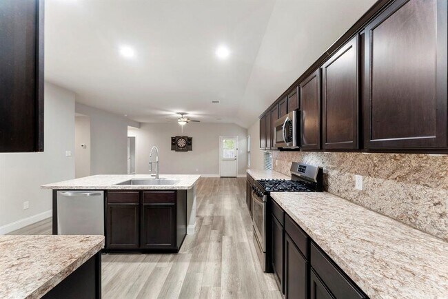 Building Photo - 14077 Lake Cres Dr
