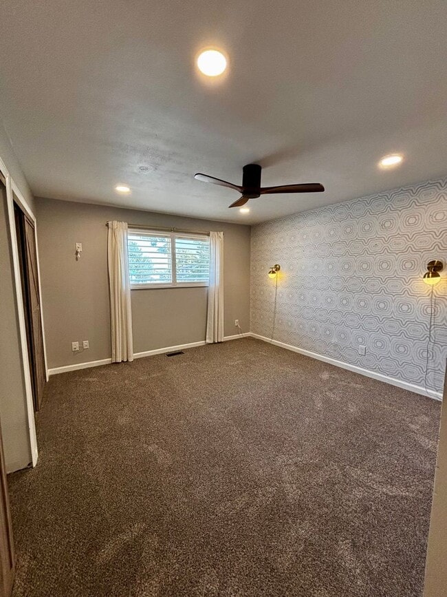 Building Photo - Stunning 5 Bedroom in the Coveted Kipling ...
