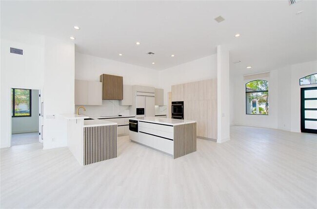 Building Photo - 2550 Jardin Terrace