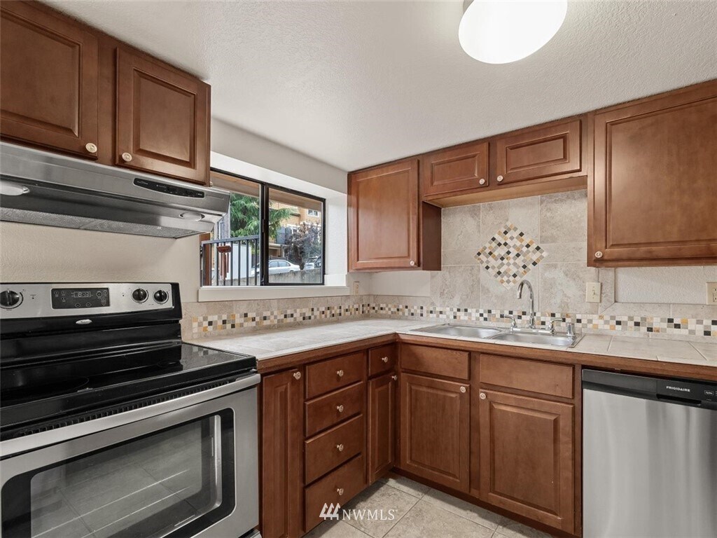Kitechen - 740 N 94th St