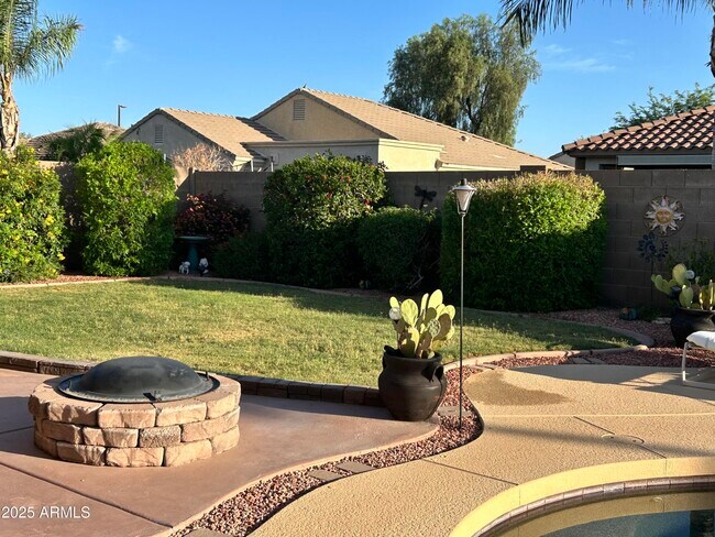 Building Photo - 2992 E Ravenswood Dr