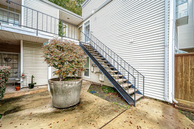 Building Photo - 9809 Richmond Ave.