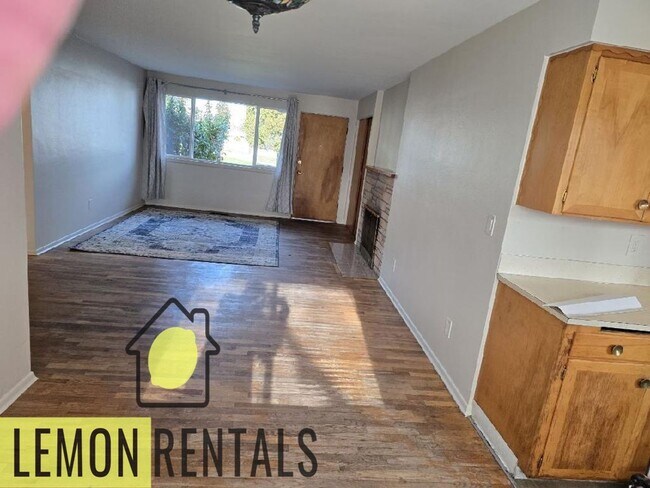 Building Photo - 1302 S 16th Ave