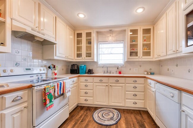 Building Photo - 720 Chisholm Trail