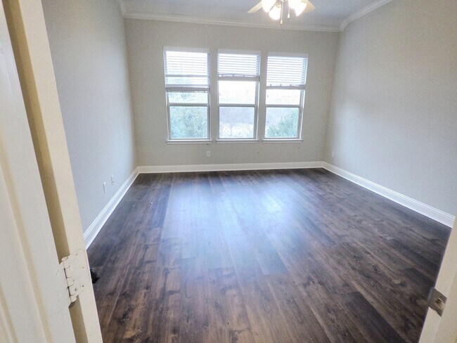 Building Photo - 557 Reale Dr