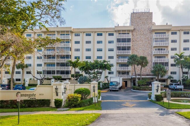 Building Photo - 800 NE 195th St