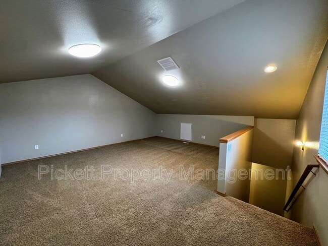 Building Photo - 136 NE Miramar Cir