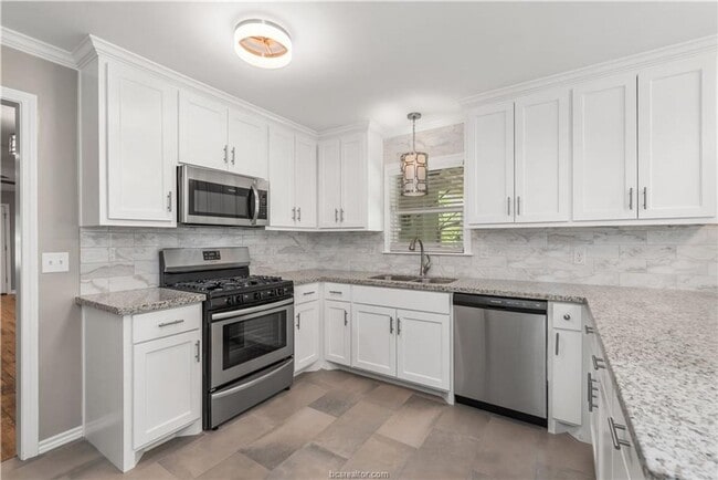 Building Photo - Available June 2026! Adorable 3 Bedroom Ho...
