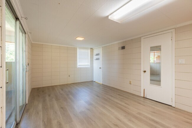 Building Photo - 4 bedroom near St. Anne Catholic Church
