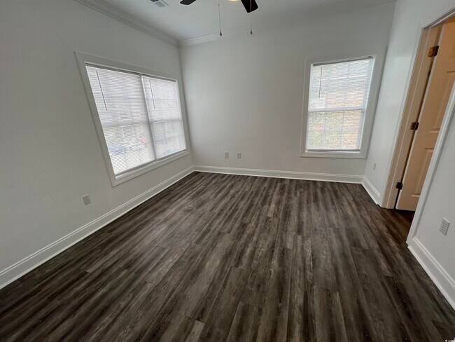 Building Photo - 2057 Silvercrest Dr