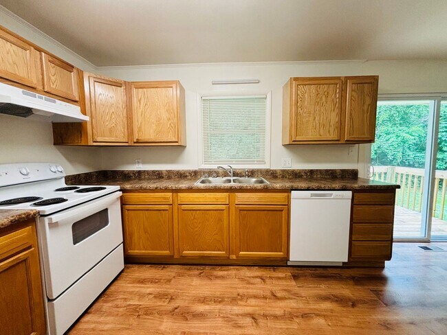 Building Photo - 215 Freestone Dr
