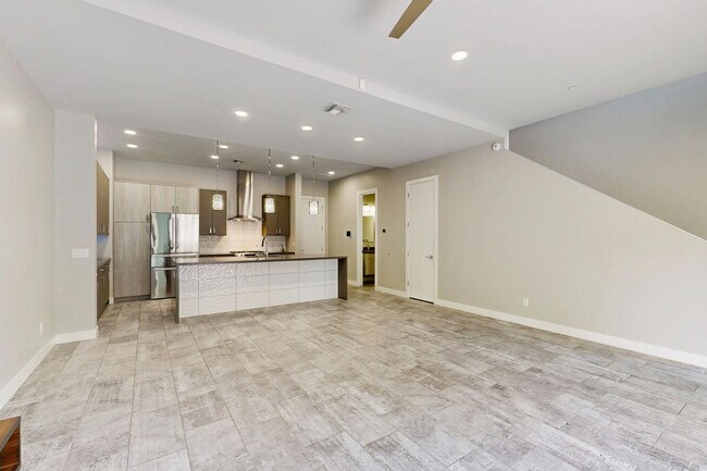 Building Photo - 2645 E Osborn Rd
