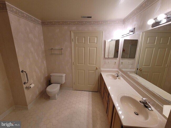 Building Photo - 605 Admiral Dr