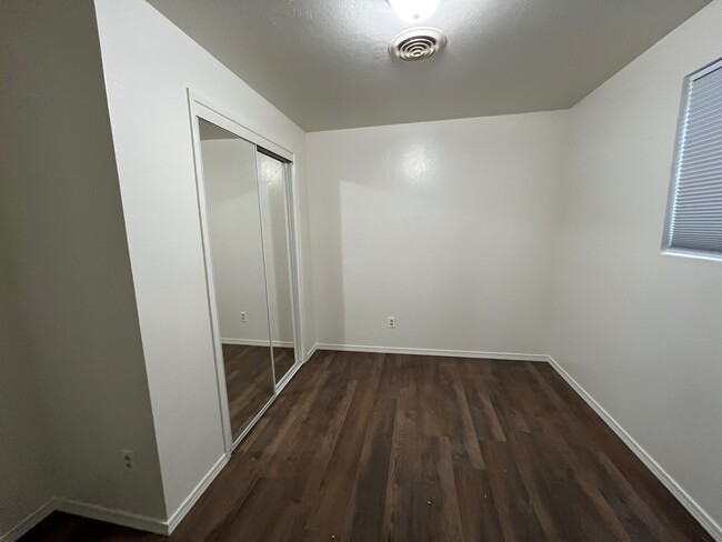 Bedroom w/closet - 1299 SE Grandview Ave