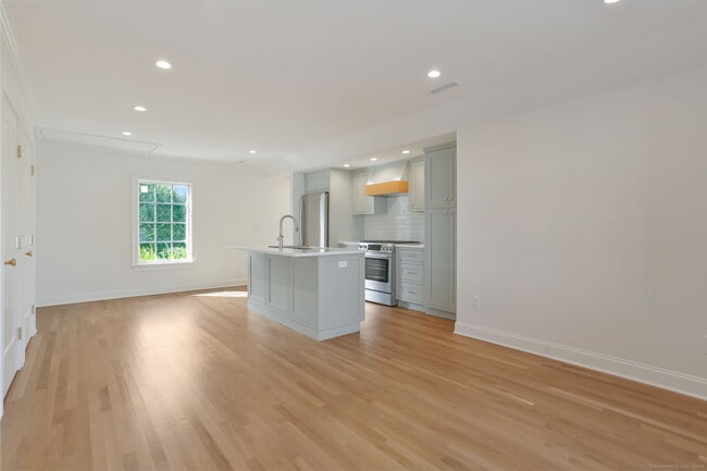 Building Photo - 134 Rowayton Ave