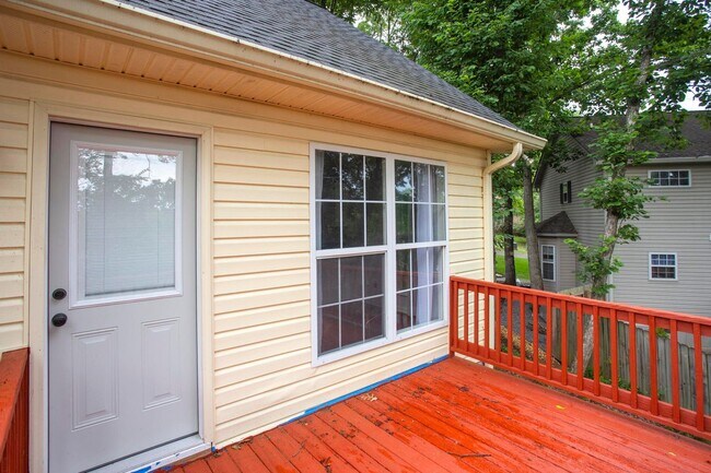 Building Photo - 105 Redbud Dr