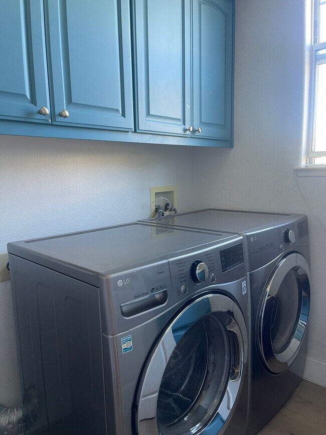 Building Photo - 3800 Venus Ct