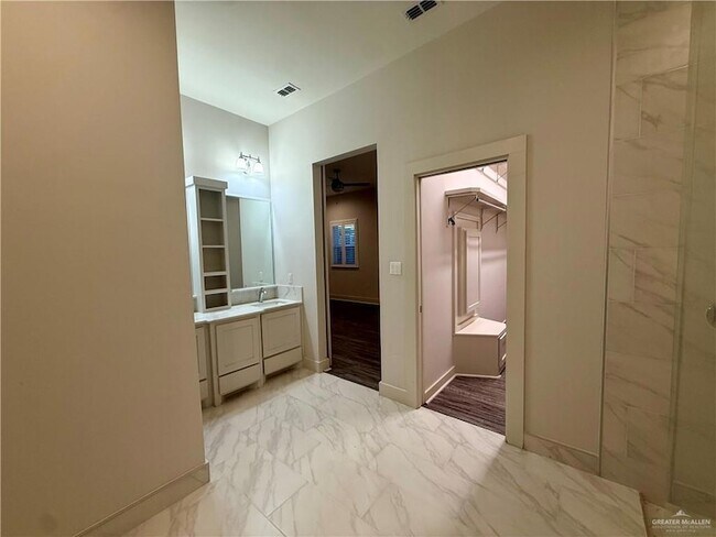 Building Photo - 3403 Lago Washington