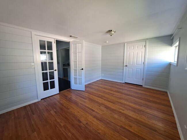 Building Photo - COMING SOON - Beautiful 3/1