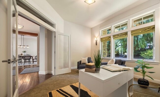 Building Photo - Beautiful Home in Semiahmoo!