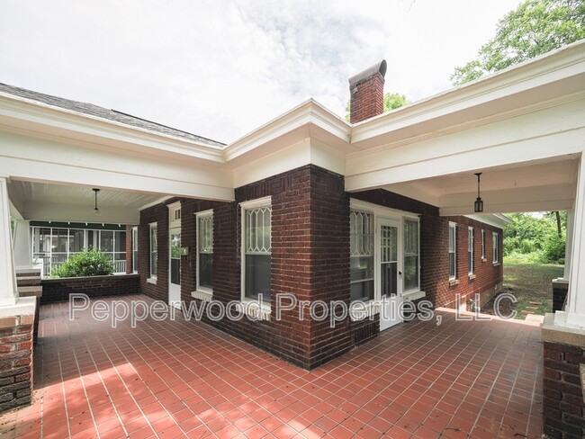 Building Photo - 479 Peronneau St