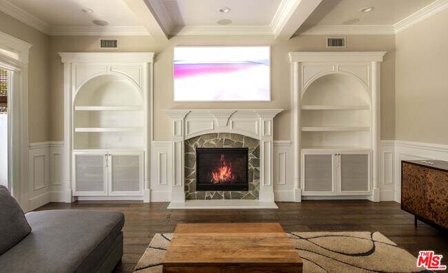 Building Photo - 12142 Hollyglen Pl