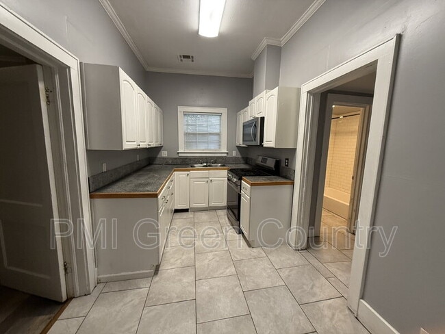 Building Photo - 1313 W Newton St