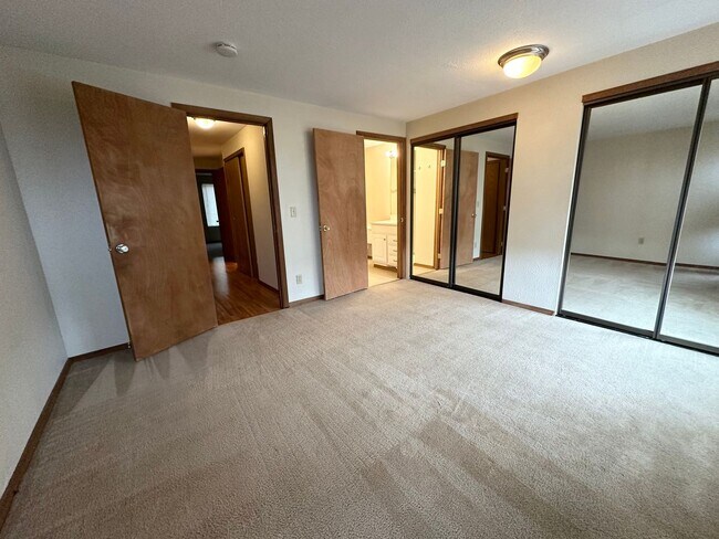 Building Photo - Ideal 2 Bedroom 2 Bathroom Lower Level Unit - Backs to Beautiful Greenspace!