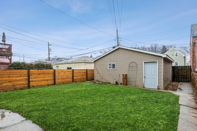 Building Photo - 3535 W School St