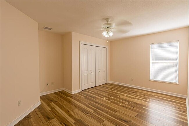 Building Photo - 920 SW Capri St