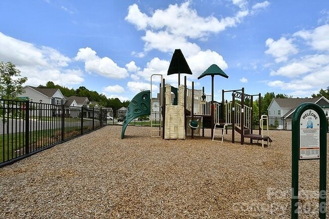 Building Photo - 6153 Sylvan Dr