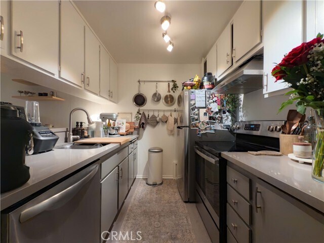 Building Photo - 532 N Rossmore Ave