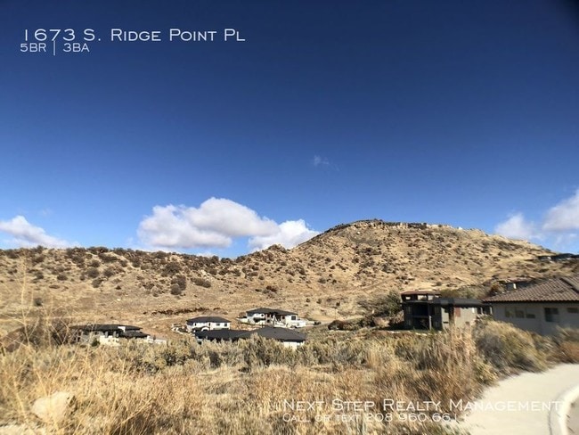 Building Photo - 5 bed 3 bath - Right Next to Table Rock