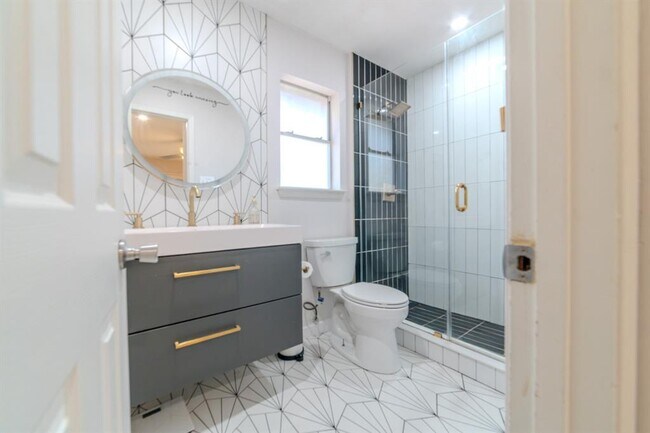 Building Photo - 1015 E Yager Ln